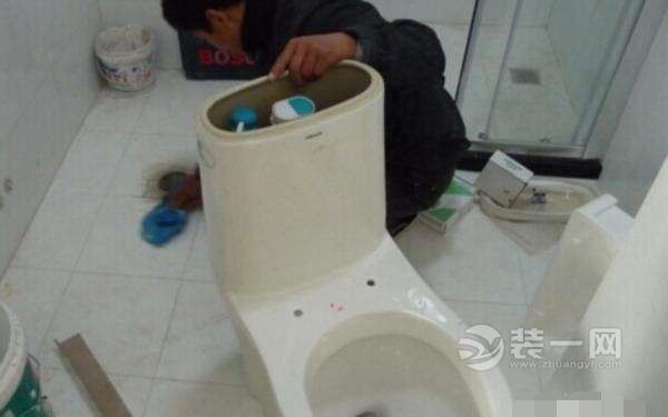 马桶底座漏水